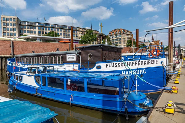 Hamburk Německo Července 2014 Kostel Kotvící Lodi Labe Hamburku — Stock fotografie