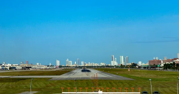 Miami Agosto 2014 Pista Con Equipo Luz Radar Del Aeropuerto —  Fotos de Stock