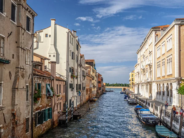 Venecia Italia Septiembre 2014 Canal Veneciano Con Barcos Vista Laguna — Foto de Stock