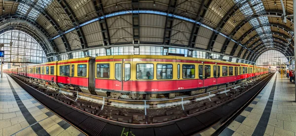 Berlín Německo Října 2014 Lidé Cestují Stanici Metra Alexanderplatz Berlíně — Stock fotografie