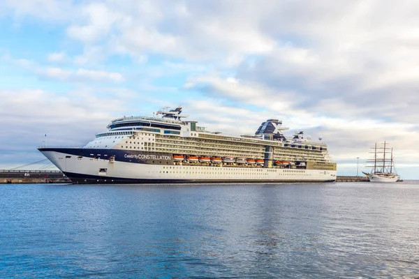 2014年11月11日 西班牙阿雷西夫新港口的海云2号和名人星座锚 海龙二号 Sea Cloud 是一艘五星级游轮 与一艘浪漫的高船的对流层相通 — 图库照片