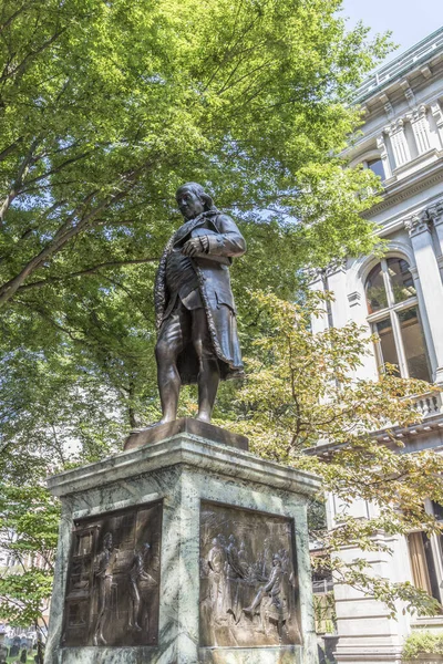 美国波士顿 2017年9月12日 历史上著名的波士顿老市政厅外 Richard Saltonstall Greenough欣赏本杰明 富兰克林雕像 — 图库照片