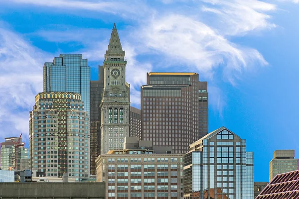 美国波士顿 Sep 2017 以钟楼和现代摩天大楼俯瞰波士顿的天空 — 图库照片