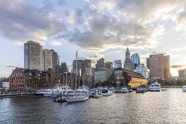 ボストン アメリカ 9月29日 2017 夜明けに古い港とボストンのスカイラインを見る — ストック写真