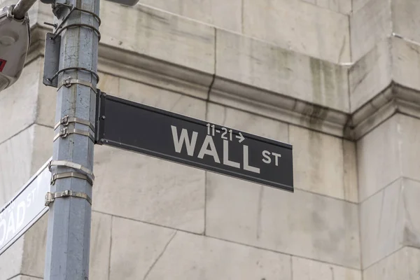 2017年10月5日 ニューヨーク証券取引所の歴史を持つロウアー マンハッタンのウォール街の看板と黒人男性 — ストック写真