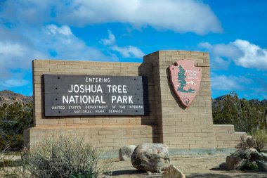 Joshua Tree, ABD - 6 Mart 2019: Kaliforniya çölündeki Joshua Tree Ulusal Parkı 'na giriş.