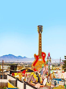 Las Vegas, ABD - 10 Mart 2019: Vintage Hard Rock Cafe dev gitar tabelası Neon Müzesi açık hava sergisinde görüldü.