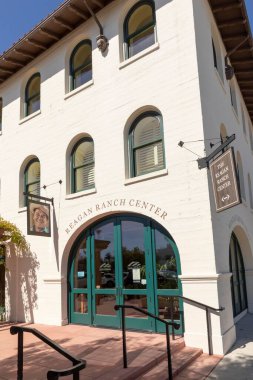 SANTA BARBARA, ABD - MAR 16, 2019: Ronald Reagans Çiftlik Merkezi Santa Barbara 'da kültürel buluşma yeri.