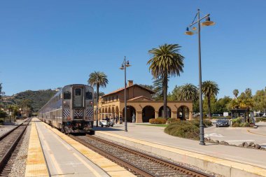 SANTA BARBARA, ABD - MAR 16, 2019: Pasifik Surfliner treni Santa Barbara istasyonuna girer. Sörfçü San Luis Obispo 'ya giden San Diego güzergahına hizmet ediyor..