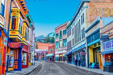 Bisbee, Arizona / ABD - 29 Aralık 2019: Bisbee, Arizona 'da açık bir günde ana cadde boyunca uzanan binalar