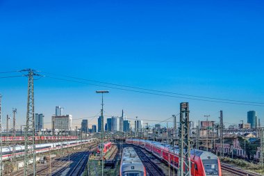Frankfurt, Almanya - 10 Ocak 2020: Frankfurt şehir merkezindeki tren ve raylı merkez istasyona bakın.