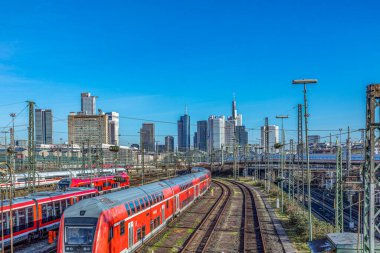 Frankfurt, Almanya - 10 Ocak 2020: Frankfurt şehir merkezindeki tren ve raylı merkez istasyona bakın.