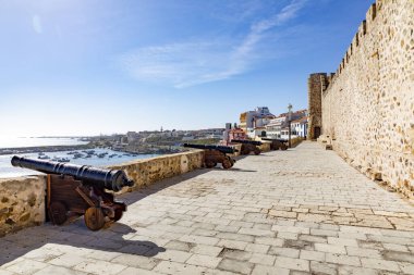 Sines, Portekiz - 9 Mart 2020: Sines, Portekiz 'deki kaleyi savunmak için topları olan eski manzaralı kale duvarı