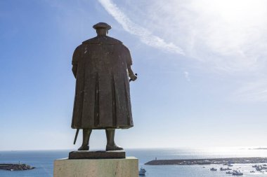 Sinüs. Portekiz - 9 Mart 2020: Portekizli kaşif Vasco da Gama Sines 'deki kilisenin önündeki heykel. Alentejo, Portekiz, Avrupa