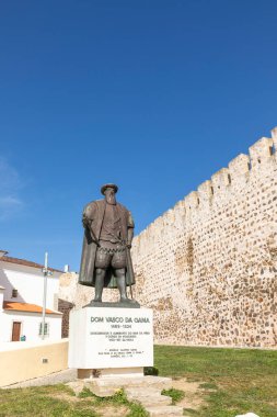 Sinüs. Portekiz - 9 Mart 2020: Portekizli kaşif Vasco da Gama Sines 'deki kilisenin önündeki heykel. Alentejo, Portekiz, Avrupa