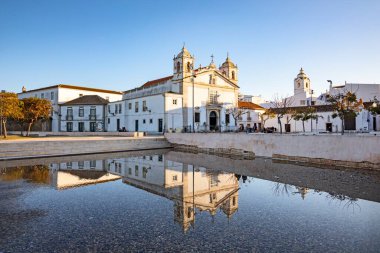 Lagos, Portekiz - 10 Mart 2020: Algarve, Portekiz 'de katedrali olan Lagos Meydanı.
