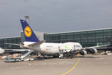 Frankfurt, Almanya - 19 Mart 2020: Boeing 747 ile Lufthansa Uçuşu Frankfurt havaalanında yüklemeye hazır.