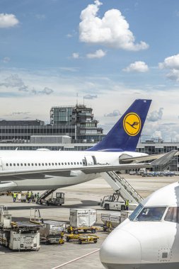 Frankfurt, Almanya - 8 Haziran 2020: Frankfurt Havaalanı 'ndaki Corona' da yaşanan trafik kazası nedeniyle Lufthansa uçağı kalkışa hazır.