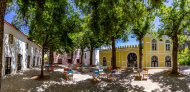 Caldas do Monchique, Portekiz - 15 Haziran 2020: Portekiz 'in Algarve şehrindeki Caldas do Monchique Spa kasabasında ağaç ve restoranın tarihi meydanı