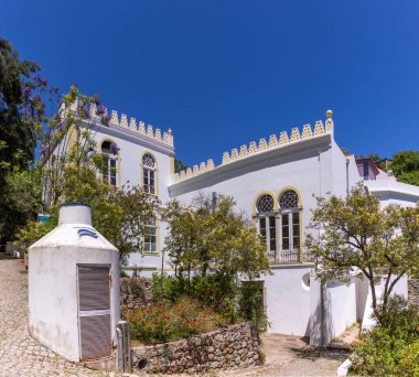 Caldas do Monchique, Portekiz - 15 Haziran 2020: Portekiz 'in Algarve şehrindeki Caldas do Monchique Spa kasabasında havuzu ve dinlenme alanı olan dinlenme merkezi