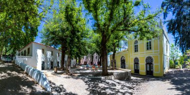 Caldas do Monchique, Portekiz - 15 Haziran 2020: Portekiz 'in Algarve şehrindeki Caldas do Monchique Spa kasabasında ağaç ve restoranın tarihi meydanı