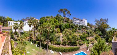 Caldas do Monchique, Portekiz - 15 Haziran 2020: Portekiz 'in Algarve şehrindeki Caldas do Monchique Spa kasabasında havuzu ve dinlenme alanı olan dinlenme merkezi