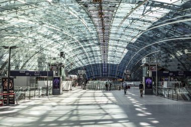 Frankfurt, Almanya - 11 Temmuz 2020: Frankfurt, Almanya 'daki uluslararası havaalanının 1 numaralı terminalindeki modern ofis binası.