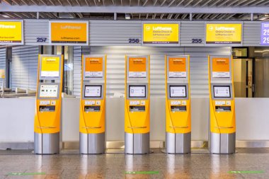 Frankfurt, Almanya 11 Temmuz 2020: Coronavirus Corona Virüs COVID-19 sırasında Almanya 'daki Frankfurt havaalanı FRA' da neredeyse boş bir terminal 1..