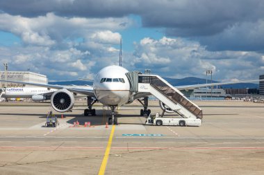 Frankfurt, Almanya - 11 Temmuz 2020: Lufthansa Boeing 777 Frankfurt havaalanında kalkışa hazır.