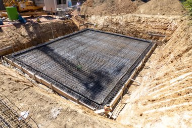 Kelkheim, Almanya - 23 Temmuz 2020: Su direnci betonu ve pentafleks izolasyonu olan bir inşaat alanı.