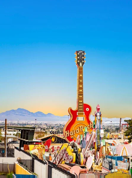 ラスベガス 3月10 2019 ヴィンテージハードロックカフェネオン博物館の野外展示で夕暮れ時に見られる巨大なギターサイン — ストック写真