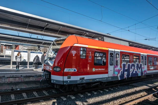 Frankfurt Alemania Febrero 2020 Gente Espera Estación Tren Frankfurt Hoechst —  Fotos de Stock