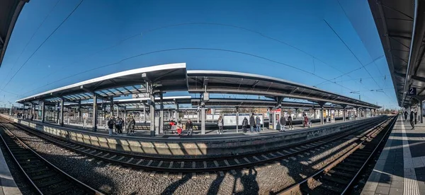 프랑크푸르트 2020 프랑크푸르트 시내에서 도착하는 열차를 기다리는 사람들 — 스톡 사진