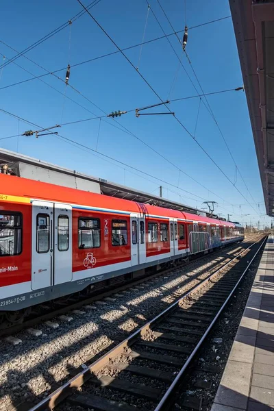 Frankfurt Alemania Febrero 2020 Gente Espera Estación Tren Frankfurt Hoechst —  Fotos de Stock