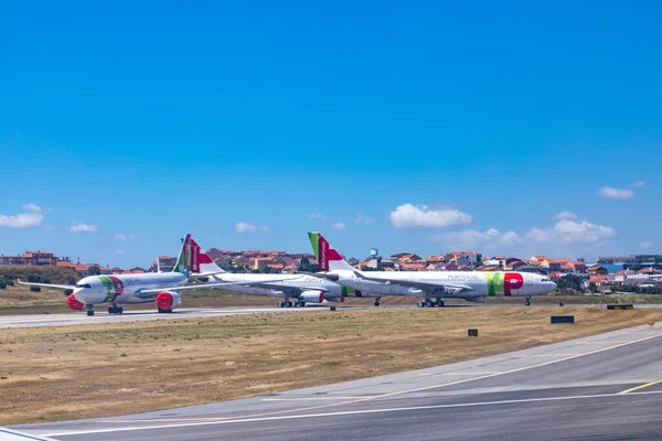 葡萄牙里斯本 2020年6月8日 由于电晕关闭和飞行计划减少 塔普飞机停靠在停机坪 — 图库照片