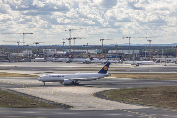 Frankfurt Duitsland Juli 2020 Lufthansa Vrachtvliegtuig Klaar Voor Vertrek Luchthaven — Stockfoto