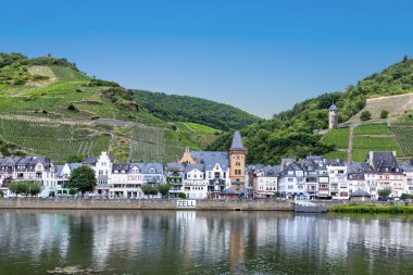 Zell, Almanya - 25 Temmuz 2020: Moselle Vadisi 'ndeki Zell köyüne manzara