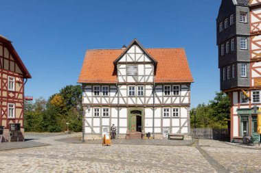 Neu Anspach, Almanya - 6 Ağustos 2020: Neu Anspach, Hessenpark 'ta pazar yeri. 1974 yılından bu yana, nesli tükenmekte olan 100 'den fazla bina Hessenpark Açık Hava Müzesi' nde yeniden inşa edildi..