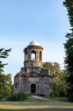 Schwetzingen, Almanya - 11 Eylül 2020: Merkür tapınağının kalıntıları, Schwetzingen, Almanya.