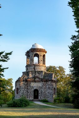 Schwetzingen, Almanya - 11 Eylül 2020: Merkür tapınağının kalıntıları, Schwetzingen, Almanya.