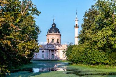 Schwetzingen, Almanya - 11 Eylül 2020: Schwetzingen sarayının bahçesindeki ünlü cami.
