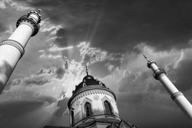 Schwetzingen, Almanya - 11 Eylül 2020: Schwetzingen sarayının bahçesindeki ünlü cami.