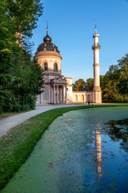 Schwetzingen, Almanya - 11 Eylül 2020: Schwetzingen sarayının bahçesindeki ünlü cami.