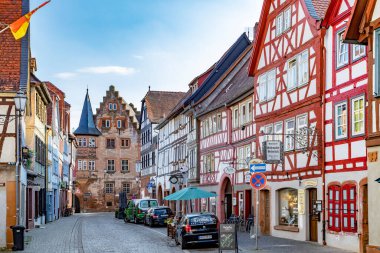 Budingen, Almanya - 22 Eylül 2020: Almanya 'nın tarihi Buedingen kentindeki yarı keresteli evlere bakın.