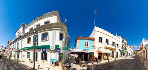 ポルトガルのシルヴェス 2020年8月14日 典型的な小さなポルトガル料理店やお店とシルヴェスの旧市街のパノラマダウンタウンビュー — ストック写真