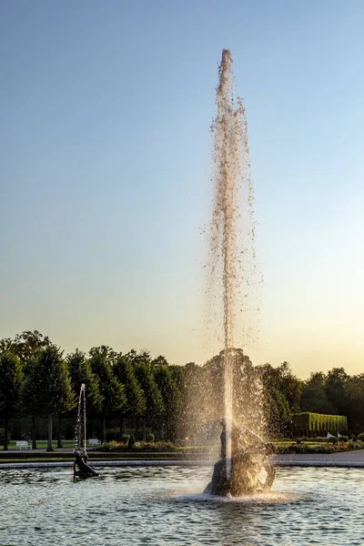 ドイツのシュウェツィンゲン 2020年9月11日 春に噴水のある壮大な公園 ドイツのシュヴェツィンゲン — ストック写真
