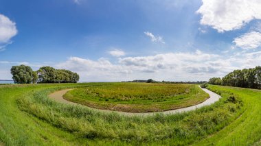 Lutow yakınlarındaki Usedom kırsalında tipik achterwsser dereleri ve tarım