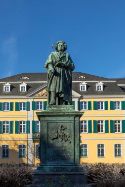 Ünlü besteci Ludwig van Beethoven 'ın heykeli. Arka planda, Almanya' nın Bonn kentindeki Munsterplatz 'da bulunan güzel eski postane binası..