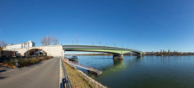 Bonn 'daki Kennedy Köprüsü Ren Nehri' ni geçiyor