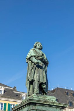 Ünlü besteci Ludwig van Beethoven 'ın Almanya' nın Bonn kentindeki Munsterplatz 'da bulunan heykeli..